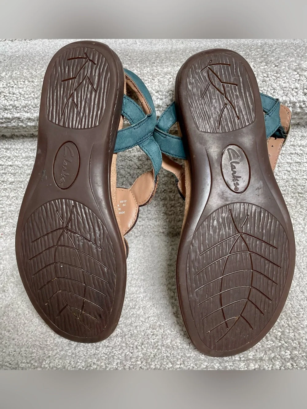 Clark’s Leather Medallions Metal Accents Comfort Sole Buckles Casual Sandals